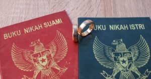 foto buku nikah dan ada cincin couple