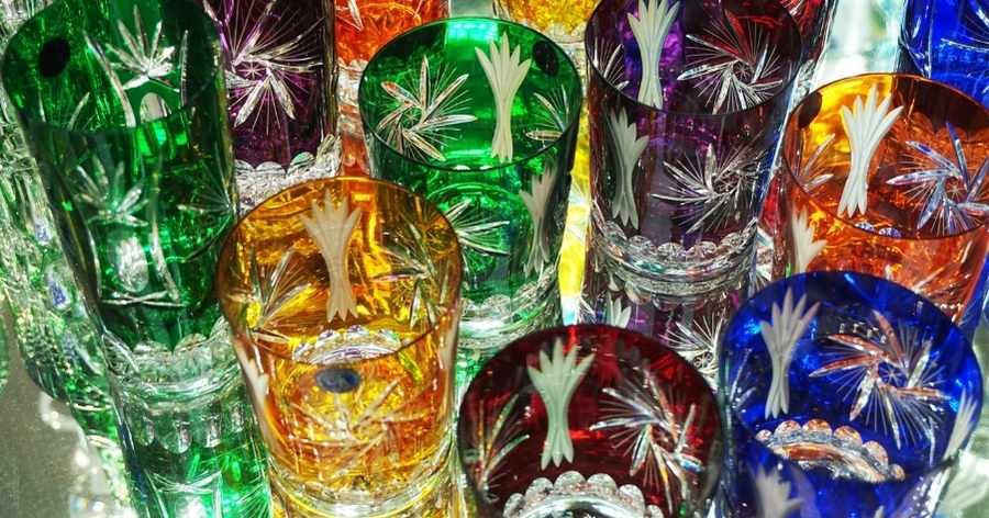 gelas warna warni unik cocok untuk dijadikan souvenir pernikahan