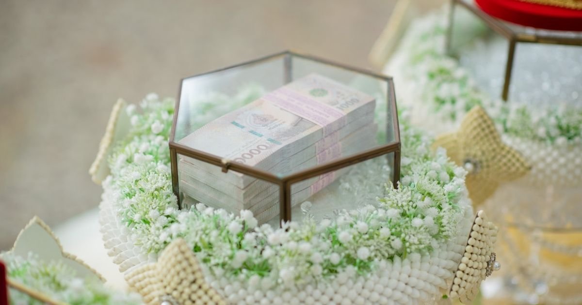 mahar uang yang ditampilkan dalam mahar akrilik untuk akad nikah